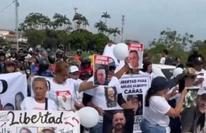 Bloquean puente Simón Bolívar por liberación de colombianos