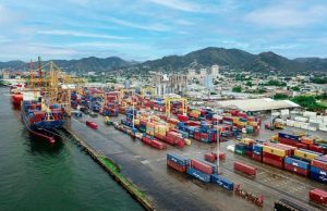 Buque de guerra estadounidense llega a Trinidad y Tobago, frente a Venezuela