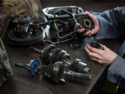 Alertan sobre riesgos por repuestos para motos contrabandeados