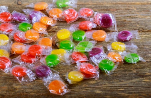 Invima hace llamado a revisar dulces y bebidas en Halloween