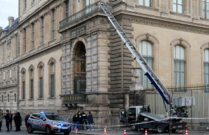 Detenidos por robo en el Louvre reconocieron parcialmente los hechos
