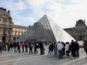 Museo del Louvre reabre sus puertas tras el millonario robo de joyas
