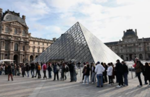 Museo del Louvre reabre sus puertas tras el millonario robo de joyas
