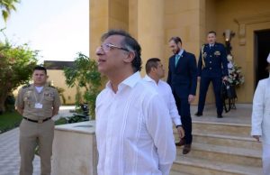 Petro tuvo problemas para tanquear su avión en España por sanciones de EE. UU.