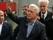 Uribe alerta aislamiento internacional tras suspensión de apoyo de EE. UU.