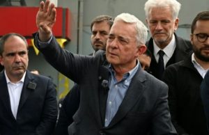 Uribe alerta aislamiento internacional tras suspensión de apoyo de EE. UU.