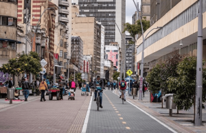 Recuperar carrera séptima del comercio informal pide concejal Araque