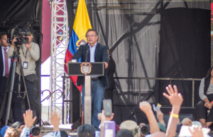Petro anuncia recolección de firmas para convocar constituyente