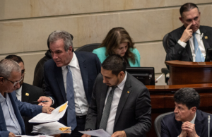 Firman decreto que fija el incremento del 7% a sueldo de congresistas
