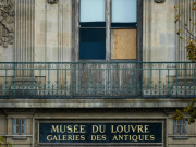 Museo del Louvre permanece cerrado tras robo de varias joyas