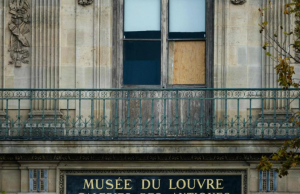 Museo del Louvre permanece cerrado tras robo de varias joyas