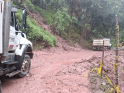 Habilitan km 33 vía Los Curos–Málaga tras deslizamiento de tierra
