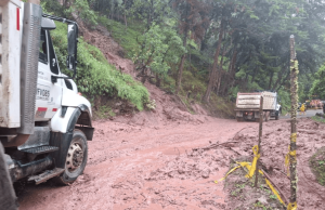 Habilitan km 33 vía Los Curos–Málaga tras deslizamiento de tierra