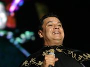 Revelan el precio del legendario traje negro y dorado de Juan Gabriel usado en Bellas Artes
