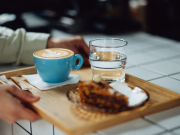 Tomar café puede ayudarte a vivir más, pero solo si lo preparas bien, advierte una médica de Harvard