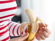 Licuar cáscaras de banano y agua: por qué recomiendan hacerlo y para qué sirve