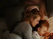 Por qué acompañar a sus hijos a dormir es clave según el neuropsicólogo Álvaro Bilbao