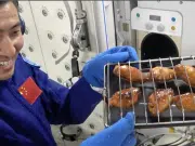 Astronautas chinos logran hacer el primer asado en el espacio exterior: esto fue lo que comieron