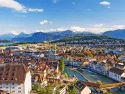 Un paseo por los Alpes, atravesar un lago cristalino y caminar por Lucerna: estos son tres atractivos de Suiza que pueden visitarse en un solo día
