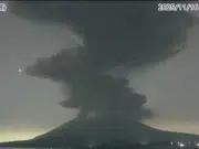 La impresionante erupción del volcán Sakurajima, en Japón, que dejó una columna de 4,4 km de ceniza, lluvia de rocas volcánicas y vuelos cancelados