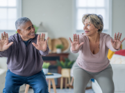 La actividad física adecuada para que las personas mayores de 50 años mejoren su salud
