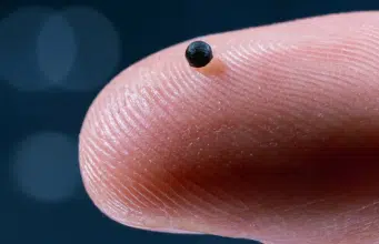 Crean un robot microscópico que ayuda a eliminar coágulos peligrosos en las venas