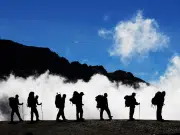 Caminar es una actividad que revitaliza el cuerpo y el espíritu, especialmente después de los 50 años