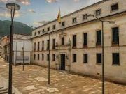 Decreto eliminaría requisitos para embajadores y cónsules