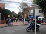 Por posible amenaza de bomba evacúan Universidad Católica de Bogotá