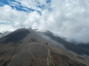 Volcán Puracé en alerta Naranja: SGC reporta emisiones de gases y cenizas