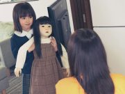 El terror japonés llega a Colombia con “Dollhouse: muñeca maldita”