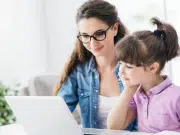 Los niños no deben ver pantallas mientras comen ni antes de dormir: esta y más recomendaciones para acompañar la crianza en la era digital