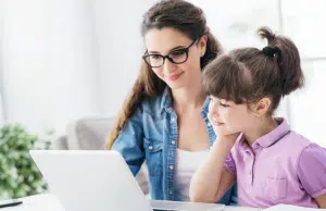 Los niños no deben ver pantallas mientras comen ni antes de dormir: esta y más recomendaciones para acompañar la crianza en la era digital