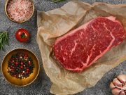 ¿Cuándo echarle la sal a la carne al asarla? Carnicero explica la técnica definitiva para un mejor sabor