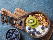 Mezclar kéfir con kiwi ayuda a aumentar la melatonina y dormir mejor: esta es la receta
