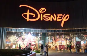 Disney autoriza a ChatGPT para usar sus personajes en videos generados por IA, pero se lo prohíbe a Google