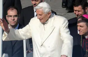 El exsecretario del papa Benedicto XVI urge iniciar su proceso de beatificación