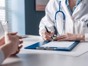 Estudiantes de medicina se movilizan para exigir reglamentación del pago a internos; MinSalud se pronuncia