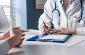 Estudiantes de medicina se movilizan para exigir reglamentación del pago a internos; MinSalud se pronuncia