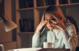 No se rasque ni frote los ojos: médicos advierten del grave peligro que hay al hacerlo con fuerza y a diario