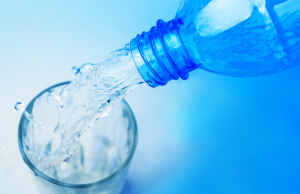 Quienes beben agua embotellada consumen 90.000 partículas de microplástico al año: estudio