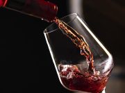 El vino se ha convertido en un gran aliado de las celebraciones de fin de año: expertos dan conejos para elegir una buena botella para compartir