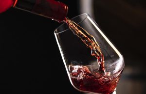 El vino se ha convertido en un gran aliado de las celebraciones de fin de año: expertos dan conejos para elegir una buena botella para compartir