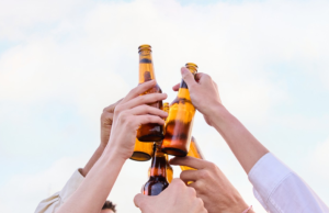 La ciencia descubre por qué el alcohol afecta más a las mujeres que a los hombres: más placer y mayor adicción