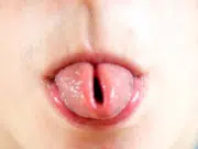 ¿Usted puede doblar la lengua en U? Genetistas descubren por qué algunas personas no