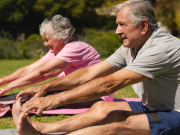 Caminar luego de los 60 años no es suficiente: la ciencia advierte que otros ejercicios son igual de claves para envejecer con salud
