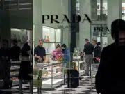 Prada completa la compra de Versace por cerca de 1.300 millones de euros y nombra a Lorenzo Bertelli como CEO