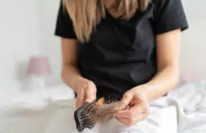 Aceite de romero para el crecimiento del cabello: lo que la evidencia científica ha comprobado y lo que es mito