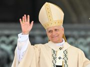 El Papa León XIV sorprende con un saludo a los fieles en plaza de San Pedro antes de misa de Navidad