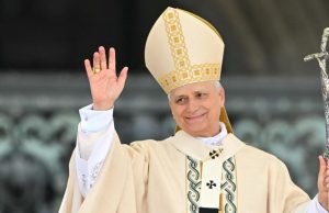 El Papa León XIV sorprende con un saludo a los fieles en plaza de San Pedro antes de misa de Navidad